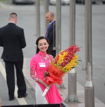Mỹ Linh mặc &aacute;o d&agrave;i hồng chuẩn bị tiễn Tổng thống Obama ở s&acirc;n bay Nội B&agrave;i.