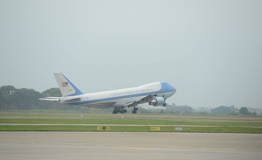Chuy&ecirc;n cơ chở Tổng thống Mỹ Obama ch&iacute;nh thức cất c&aacute;nh bay v&agrave;o TP HCM.