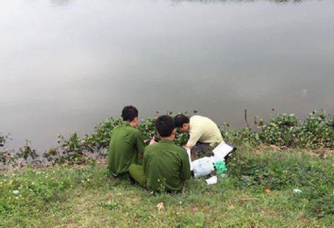 Cơ quan chức năng tiến h&agrave;nh kh&aacute;m nghiệm hiện trường, điều tra l&agrave;m r&otilde; nguy&ecirc;n nh&acirc;n vụ việc.