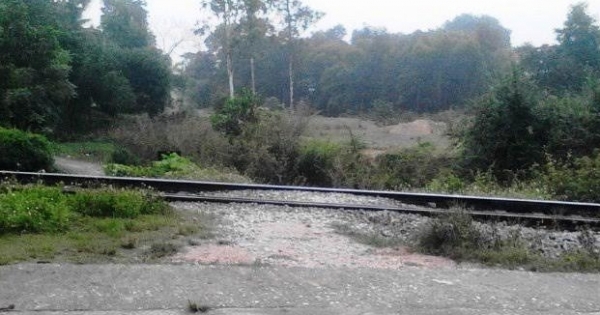 Hi hữu: Thiếu niên bị xe của chính mình cán chết khi va chạm với tàu hỏa