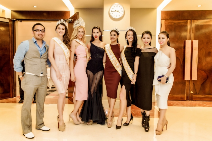 Giao lưu giữa c&aacute;c người đẹp.