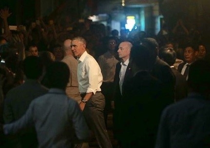 &Ocirc;ng Obama h&ograve;a trong d&ograve;ng người tr&ecirc;n phố H&agrave; Nội. Ảnh: Anh Tuấn.