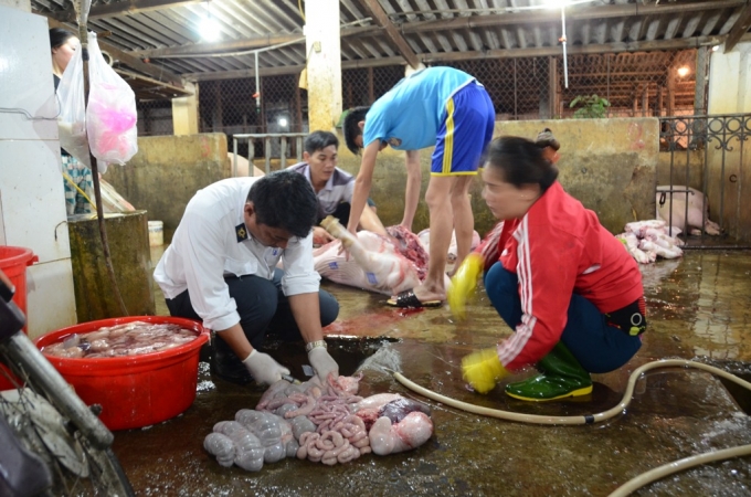 Tiến h&agrave;nh test nhanh 3 mẫu th&igrave; cả 3 mẫu đều cho kết quả dương t&iacute;nh với chất tạo nạc.