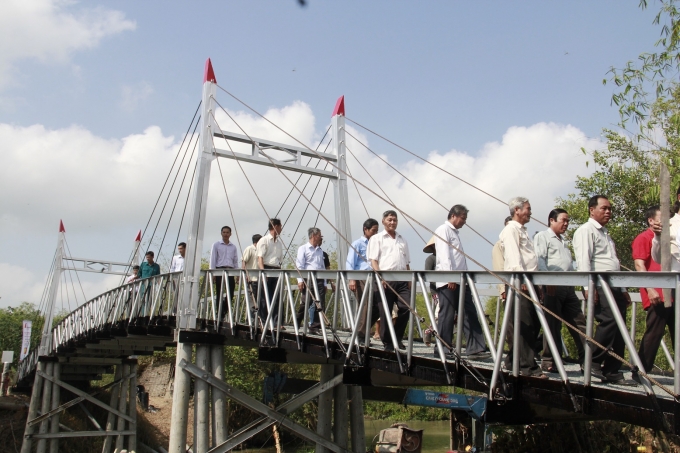 C&acirc;y cầu th&eacute;p d&acirc;y văng do nh&atilde;n h&agrave;ng Tr&agrave; Thảo Mộc Dr Thanh vừa được kh&aacute;nh th&agrave;nh tại Long An.