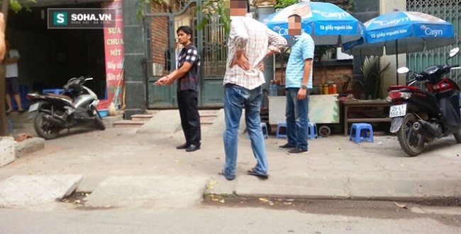 Nghi phạm g&acirc;y ra vụ đ&aacute;nh cắp xe v&agrave;ng t&aacute;o tợn được dẫn giải về hiện trường v&agrave;o chiều 15/5 (Ảnh: H&agrave; Kh&ecirc;).