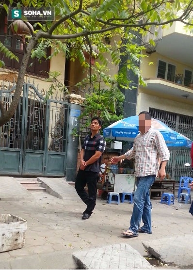 Sau khi x&aacute;c nhận địa điểm g&acirc;y &aacute;n với Cơ quan điều tra, nghi phạm đ&atilde; được dẫn giải l&ecirc;n &ocirc; t&ocirc; để tiếp tục l&agrave;m r&otilde; h&agrave;nh vi phạm tội (Ảnh: H&agrave; Kh&ecirc;).