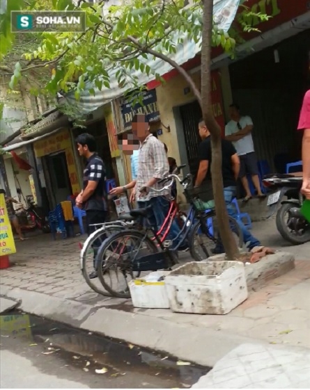 Nhiều người d&acirc;n chứng kiến đều tỏ ra bất ngờ với vẻ bề ngo&agrave;i thư sinh, nghệ sĩ của nghi phạm (Ảnh: H&agrave; Kh&ecirc;).