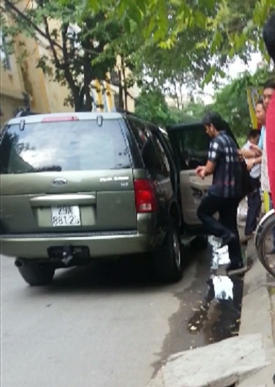 Nghi phạm được &aacute;p giải l&ecirc;n chiếc xe &ocirc; t&ocirc; đỗ cạnh hiện trường (Ảnh: H&agrave; Kh&ecirc;).