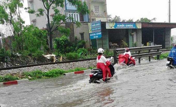 C&aacute;c phương tiện di chuyển kh&oacute; khăn sau cơn mưa lớn.