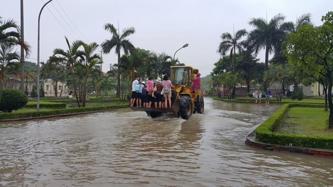 Đường phố H&agrave; Nội biến th&agrave;nh s&ocirc;ng sau mưa lớn.