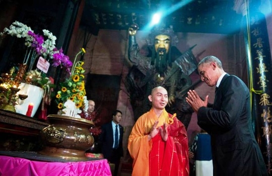 Tổng thống Barack Obama&nbsp;trong ch&ugrave;a Ngọc Ho&agrave;ng (Ảnh: AP).