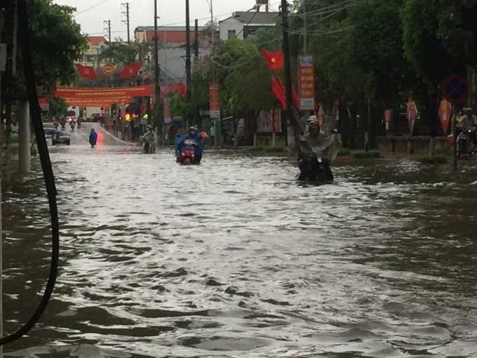 Tại đường Bi&ecirc;n H&ograve;a, một số người phải xuống xe dắt bộ v&igrave; mực nước qu&aacute; s&acirc;u khiến xe bị chết m&aacute;y.