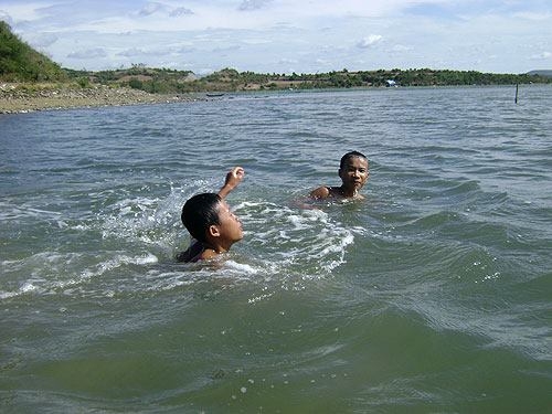 H&egrave; đến, nhiều trẻ em đi tắm s&ocirc;ng, tắm biển kh&ocirc;ng c&oacute; người lớn gi&aacute;m s&aacute;t.&nbsp;(Nguồn: Internet)