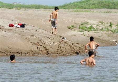 Trẻ em ở n&ocirc;ng th&ocirc;ng tắm tại tại c&aacute;c ao hồ. (Nguồn: internet)