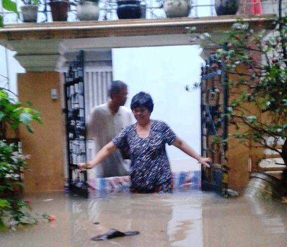 Nước ngập s&acirc;u đến bụng, người d&acirc;n tr&ecirc;n phố Hoa Bằng