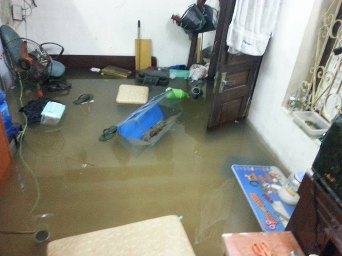 Nhiều nh&agrave; d&acirc;n tr&ecirc;n phố Th&aacute;i Thịnh bị nước tr&agrave;n v&agrave;o nh&agrave;.