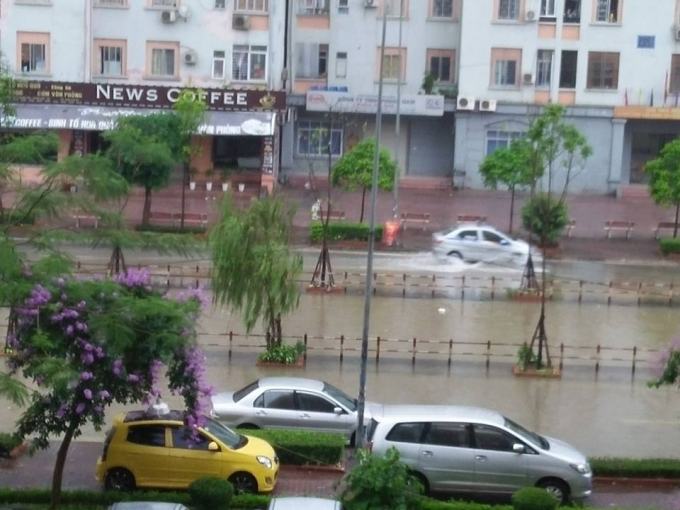 Khu đ&ocirc; thị Nam Trung Y&ecirc;n cũng bị ngập &uacute;ng nghi&ecirc;m trọng.