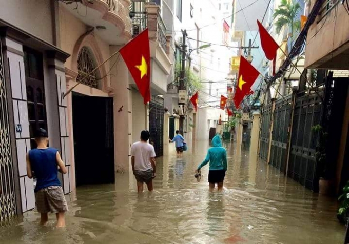 Người d&acirc;n H&agrave; Nội được phen lội b&igrave; b&otilde;m trong nước.