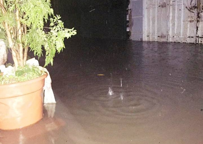 Phố T&acirc;n Mai nước d&acirc;ng ngập &uacute;ng trong đ&ecirc;m.