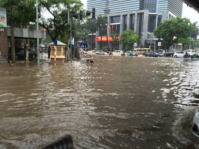 Ng&atilde; tư Huỳnh Th&uacute;c Kh&aacute;ng - L&aacute;ng Hạ.