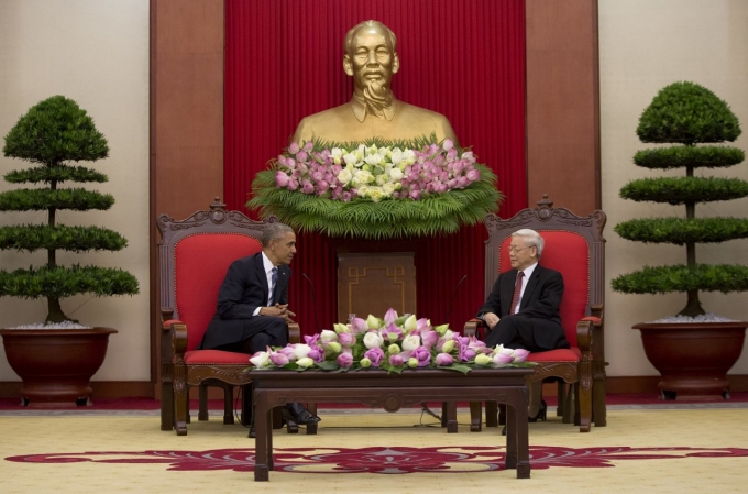 Tổng thống Nguyễn Ph&uacute; Trọng tiếp Tổng thống Obama. (Ảnh: Ap)