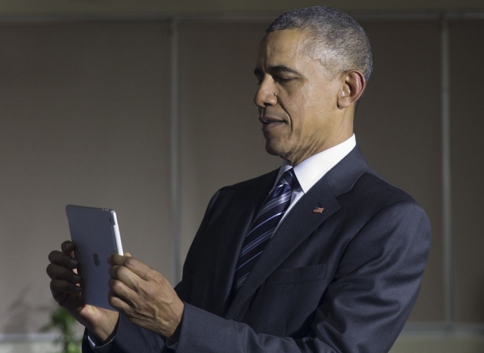 Tổng thống Obama sử dụng Ipad.