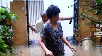 Hà Nội: Đường phố "biến" thành sông, người dân lội "bì bõm" trong nước