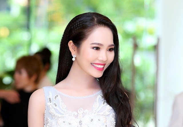 Lu&ocirc;n g&acirc;y ấn tượng với vẻ đẹp nền n&atilde;, thanh lịch, nhưng trong mỗi lần xuất hiện kh&aacute;c nhau, Dương Kim &Aacute;nh&nbsp;lại thu h&uacute;t theo một n&eacute;t rất ri&ecirc;ng biệt khi diện v&aacute;y dạ hội của NTK Louis Nguy&ecirc;n.