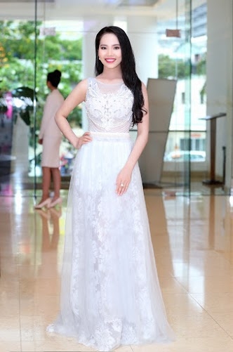 Nụ cười tỏa nắng của Dương Kim &Aacute;nh lu&ocirc;n thu h&uacute;t người đối diện.