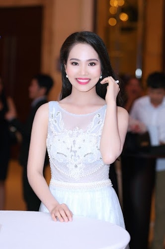 Xuất hiện trong sự kiện n&agrave;y, Dương Kim &Aacute;nh&nbsp;kh&ocirc;ng chỉ g&acirc;y thiện cảm với h&igrave;nh ảnh xinh đẹp b&ecirc;n ngo&agrave;i m&agrave; c&ograve;n cuốn h&uacute;t người kh&aacute;c bởi sự th&ocirc;ng minh v&agrave; h&ograve;a nh&atilde; trong ứng xử.