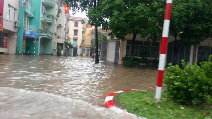 D&ugrave; mưa đ&atilde; tạnh từ s&aacute;ng sớm nhưng nhiều tuyến đường vẫn ngập ch&igrave;m trong nước