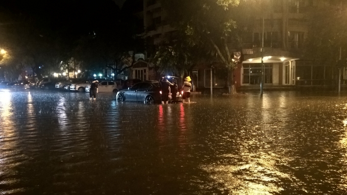 Tại đường L&yacute; Thường Kiệt tối ng&agrave;y 24/5/, chiếc xế hộp sang BMW ch&igrave;m trong