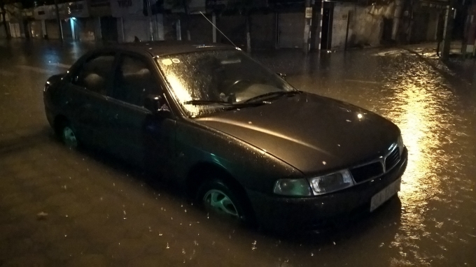 Tr&ecirc;n phố Phạm Ngọc Thạch, c&aacute;c xe &ocirc; t&ocirc; chết m&aacute;y giữa đường.&nbsp;