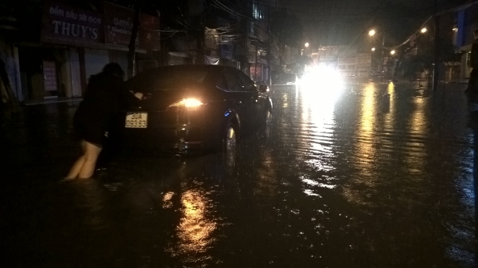 Ph&oacute;ng vi&ecirc;n Ph&aacute;p luật Plus cũng hỗ trợ đẩy gi&uacute;p c&aacute;c xe chết m&aacute;y, bị ngập đến nơi an to&agrave;n.