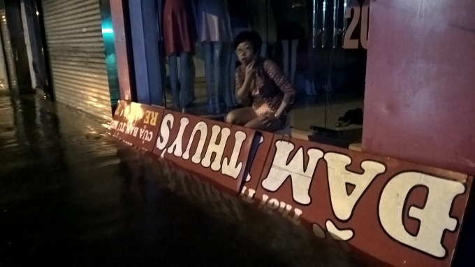 Chị T. chủ cửa h&agrave;ng thời trang tr&ecirc;n phố Phạm Ngọc Thạch đ&atilde; phải thức cả đ&ecirc;m để ngăn kh&ocirc;ng cho nước dạt v&agrave;o trong nh&agrave;, hai vợ chồng anh chị phải thay nhau t&uacute;c trực. Chị cũng cho biết t&igrave;nh h&igrave;nh tr&ecirc;n cũng xảy ra thường xuy&ecirc;n v&agrave;o c&aacute;c năm trước.