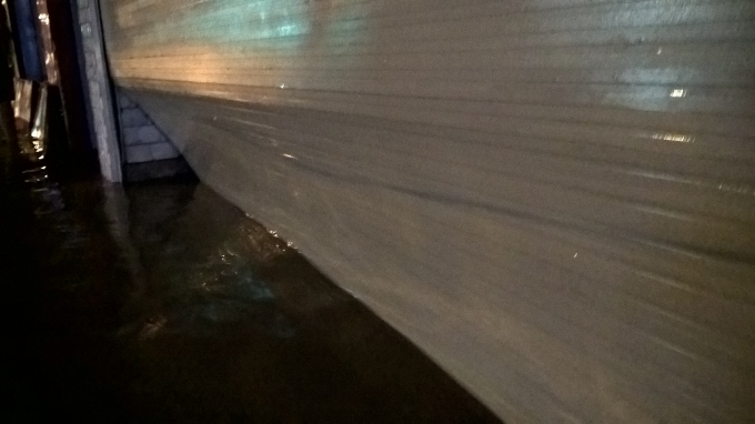 C&aacute;nh cửa xếp bị sức nước đ&aacute;nh m&oacute;p m&eacute;o, biến dạng.