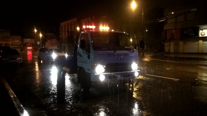 Theo th&ocirc;ng tin từ nh&acirc;n vi&ecirc;n l&aacute;i xe cứu hộ cho biết, trong cả đ&ecirc;m qua, đơn vị tr&ecirc;n đ&atilde; phải đi cứu h&agrave;ng chục xe &ocirc; t&ocirc;, thậm ch&iacute; kh&ocirc;ng thể cứu hộ hết tất cả c&aacute;c xe bị chết m&aacute;y.