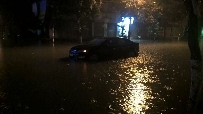 Chiếc xe nằm im chờ cứu hộ