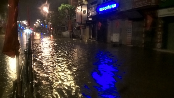 Phố Nguyễn Lương Bằng cũng trong t&igrave;nh trạng ngập