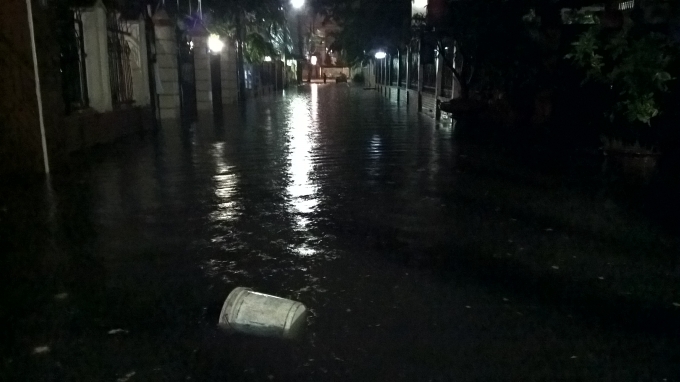 Nhiều tuyến phố, hẻm ngập ch&igrave;m trong nước.