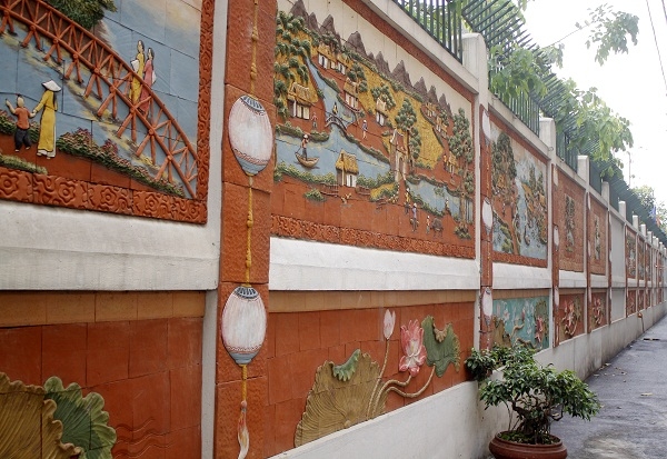 H&igrave;nh ảnh những bức tranh gốm được gắn tr&ecirc;n bức tường d&agrave;i hơn 200 m&eacute;t đ&atilde; tạo n&ecirc;n vẻ đẹp v&agrave; sự bắt bắt cho mỗi ai đi ngang qua.