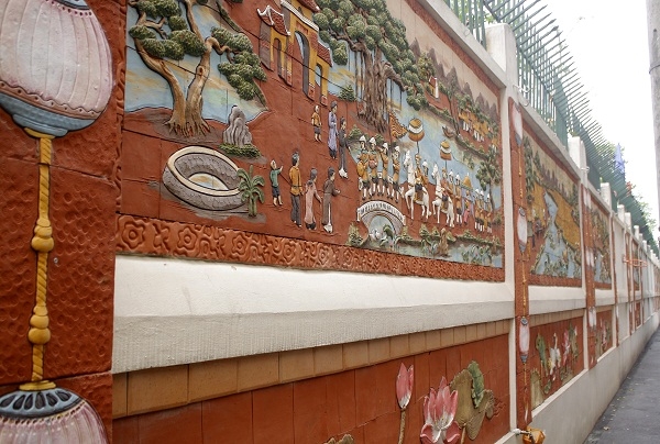 Những bức tranh t&aacute;i hiện khung cảnh cuộc sống l&agrave;n qu&ecirc;.