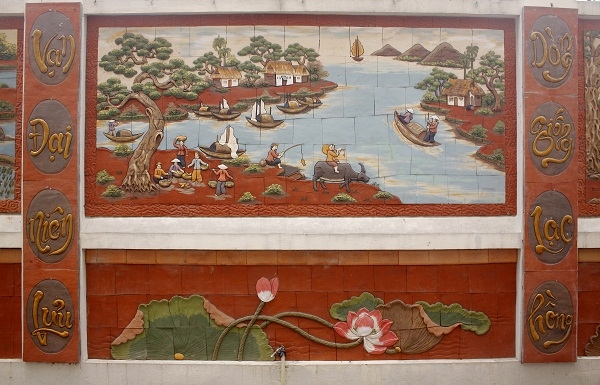 Bức tranh gồm 2 phần. Phần tr&ecirc;n l&agrave; khung cảnh qu&ecirc; hương, đất nước.&nbsp;Phần dưới c&oacute; chiều cao gần 1 m&eacute;t được trang tr&iacute; đồng bộ bằng những bức tranh về hoa sen.