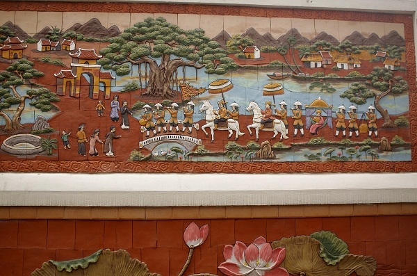 C&aacute;c bức tranh được gh&eacute;p với nhau bằng những mảng gốm được nung với gam m&agrave;u n&acirc;u đỏ l&agrave; chủ đạo.