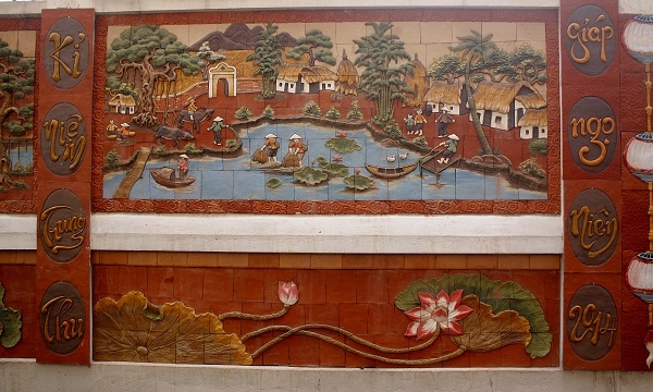 Cạnh bức tranh c&ograve;n c&oacute; những c&acirc;u đối thể hi&ecirc;n niềm tự h&agrave;o về d&acirc;n tộc.&nbsp;