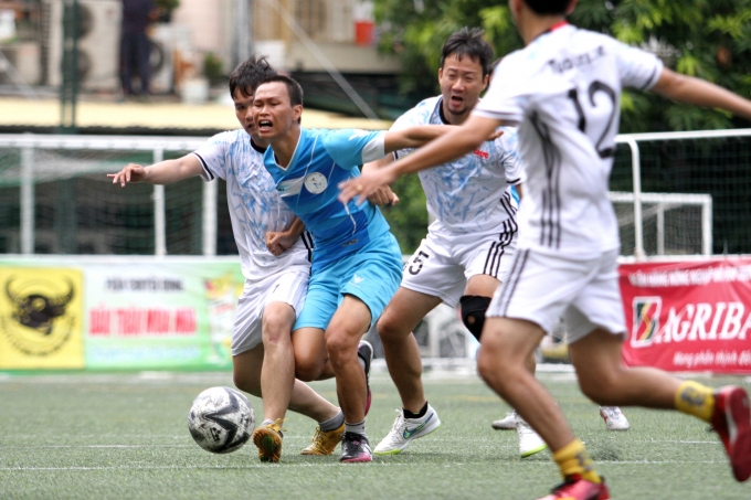 Nguy&ecirc;n Phương bị c&aacute;c hậu vệ của b&aacute;o Tuổi Trẻ theo k&egrave;m rất s&aacute;t.