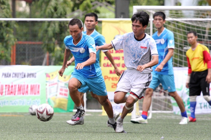 H&ograve;a Dư (&Aacute;o Trắng) của b&aacute;o Tuổi Trẻ lu&ocirc;n hụt hơi trước c&aacute;c pha đua tốc độ.