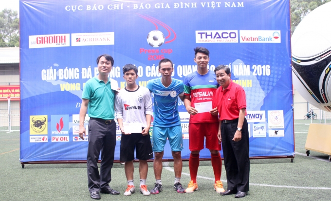 Vua ph&aacute; lưới được chia cho 3 cầu thủ:&nbsp;Cầu thủ Nguyễn Phương (giữa) của đội b&oacute;ng Li&ecirc;n qu&acirc;n B&aacute;o Thể thao nhận danh hiệu Vua ph&aacute; lưới c&ugrave;ng cầu thủ Thế Mẫn (HTV) v&agrave; Thanh T&ugrave;ng (Binhluan.net) do c&ugrave;ng ghi được 4 b&agrave;n thắng (ảnh Ho&agrave;ng T&ugrave;ng).