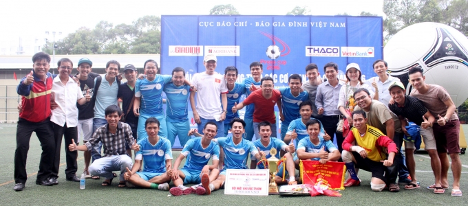 Chụp h&igrave;nh lưu niện với to&agrave;n đội.