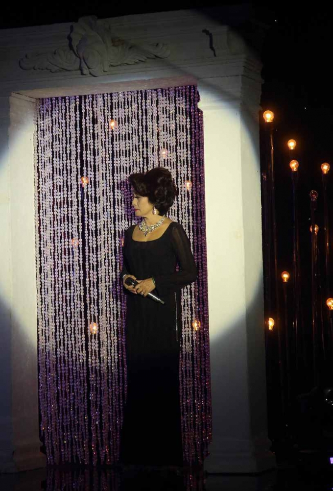 Kh&aacute;c với h&igrave;nh ảnh trẻ trung, s&ocirc;i động khi xưa, Phương Giao b&acirc;y giờ đằm thắm hơn trong những ca kh&uacute;c nhạc xưa. Trong chương tr&igrave;nh, c&ocirc; sẽ thể hiện&nbsp;Chiếc l&aacute; cuối c&ugrave;ng&nbsp;(Tuấn Khanh) phong c&aacute;ch nhẹ nh&agrave;ng, qu&yacute; ph&aacute;i.